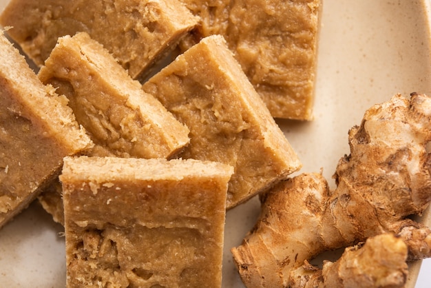 Aale Pak 또는 Ginger Barfi 또는 사탕 또는 Adrak barfee 또는 burfi는 기침과 감기에 대한 전통적인 인도 의학입니다