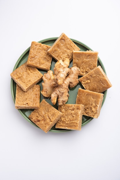 Aale Pak 또는 Ginger Barfi 또는 사탕 또는 Adrak barfee 또는 burfi는 기침과 감기에 대한 전통적인 인도 의학입니다