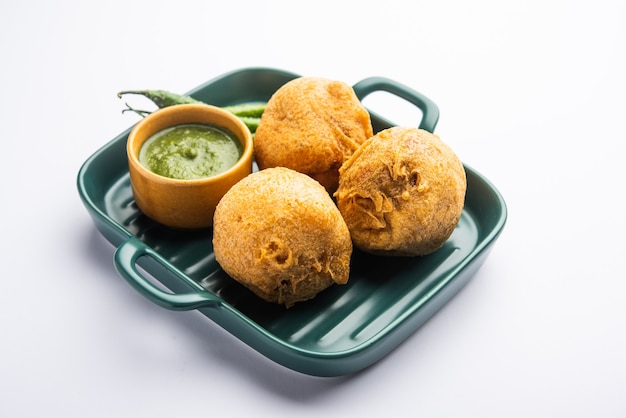 Photo aalu bonda is an indian pakora or batata vada served with ketchup