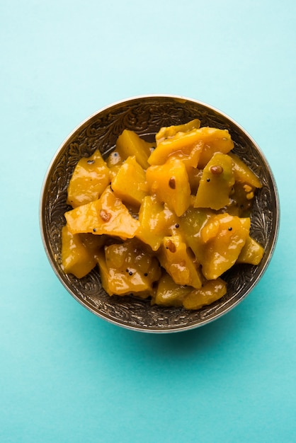 Фото Ам ка мурабба или метамба, также известный как сладкий чатни из манго или маринованный огурчик с пажитником или мети, подается в тарелке или миске, выборочный фокус