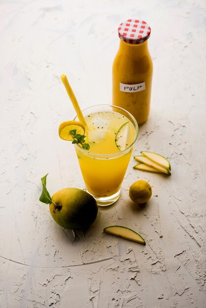 Aam Panna of panha of zoute en zoete groene mangosap