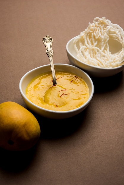 Фото Аам рас или мякоть манго альфонсо с курдаем, который представляет собой жареное блюдо, приготовленное из пшеницы или геху. выборочный фокус