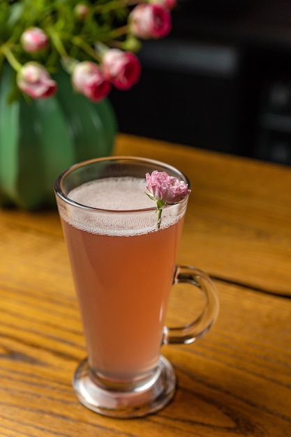 aan de bar wordt een warme cocktail gemaakt