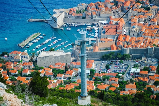 Aan de kust staat een oud fort om de stad te beschermen