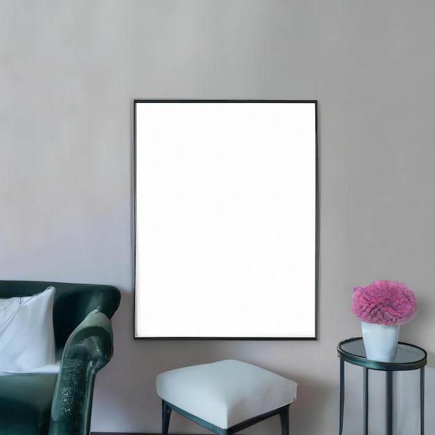 Aan de muur hangt een fotolijstje naast een plant en een vaas met een bloem erop.
