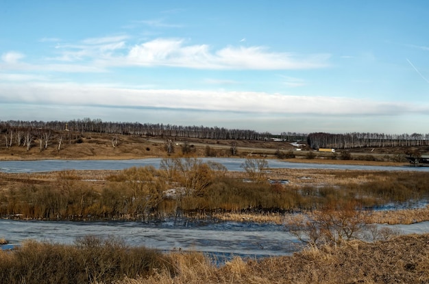 Aan de oevers van de rivier in het vroege voorjaar