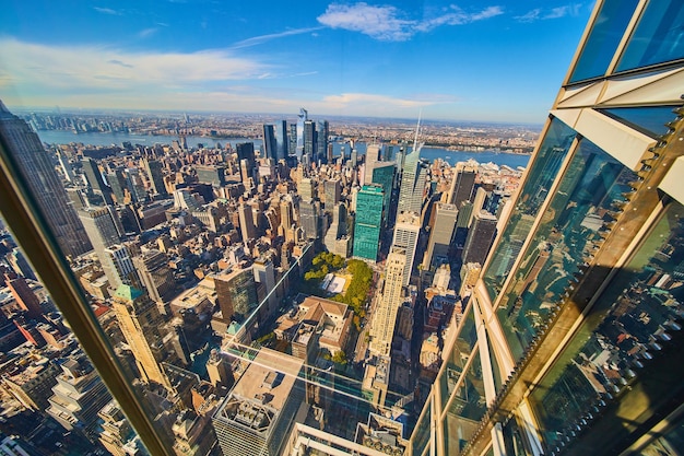 Aan de rand van een wolkenkrabberlift die buiten het gebouw hangt met uitzicht op de skyline van New York City