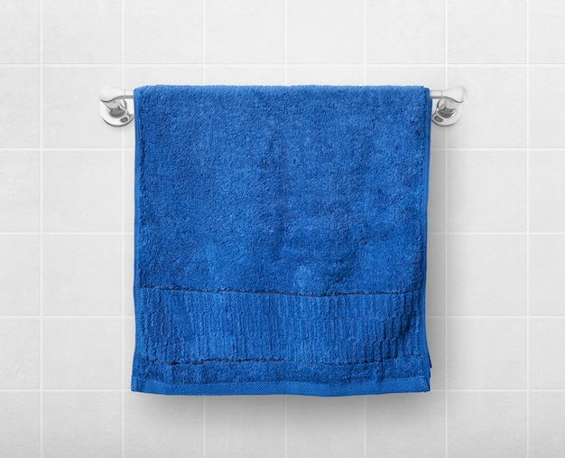 Aan een hangerstang hangt een blauwe handdoek