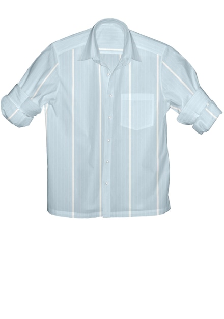 Aan een witte achtergrond hangt een wit overhemd met blauwe strepen.