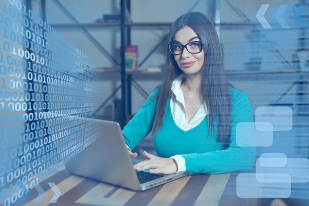 Aan tafel werkt freelancer met laptop