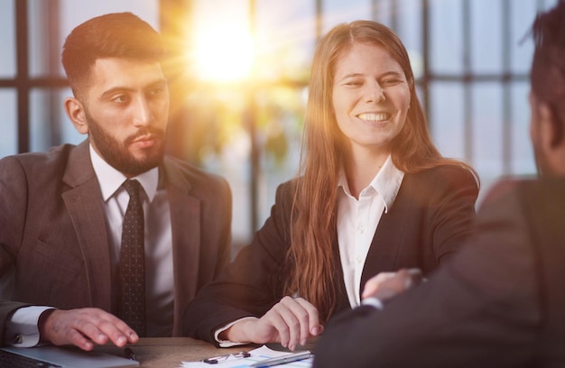 aan tafel zitten Jonge zakenmensen die op kantoor werken