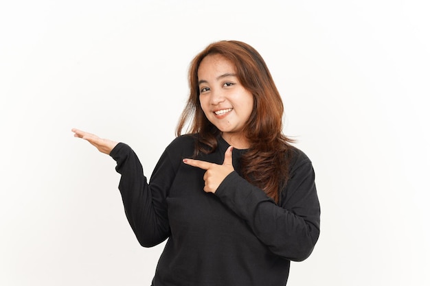 Aanbevolen product wordt weergegeven op de open palm van een mooie Aziatische vrouw die een zwart shirt draagt