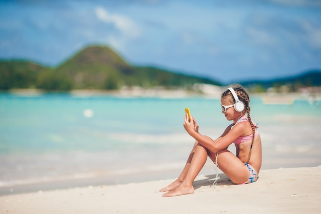 Aanbiddelijk actief meisje bij strand tijdens de zomervakantie