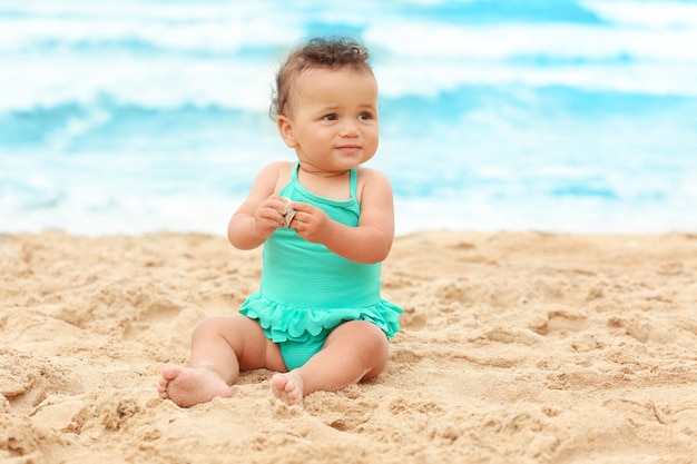 Aanbiddelijk Afrikaans-Amerikaans meisje op strand