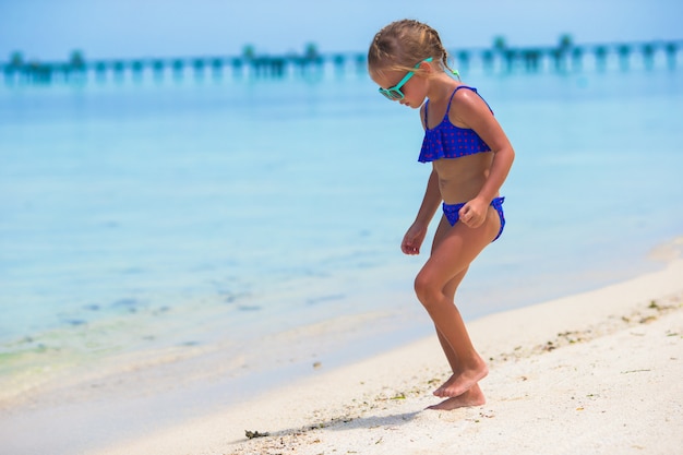 Aanbiddelijk gelukkig glimlachend meisje op strandvakantie