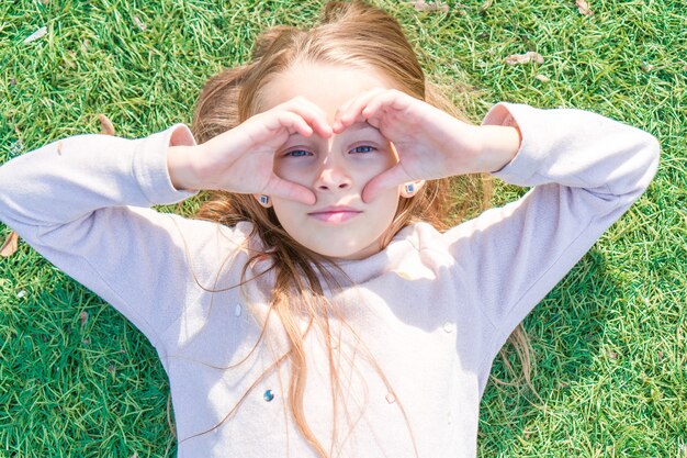 Aanbiddelijk gelukkig meisje op groen gras