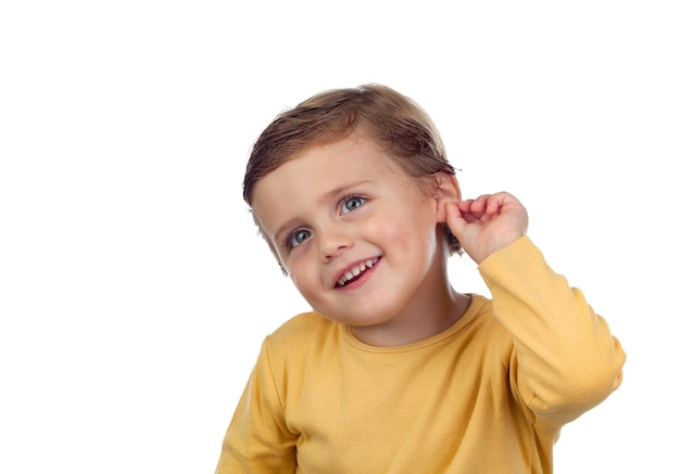 Aanbiddelijk klein oud kind twee jaar oud wat betreft zijn oor