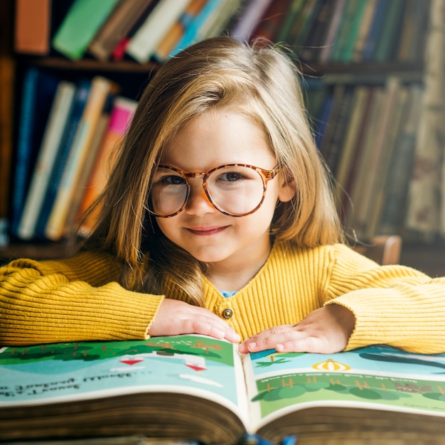 Aanbiddelijk leuk lezing storytelling concept van de meisje