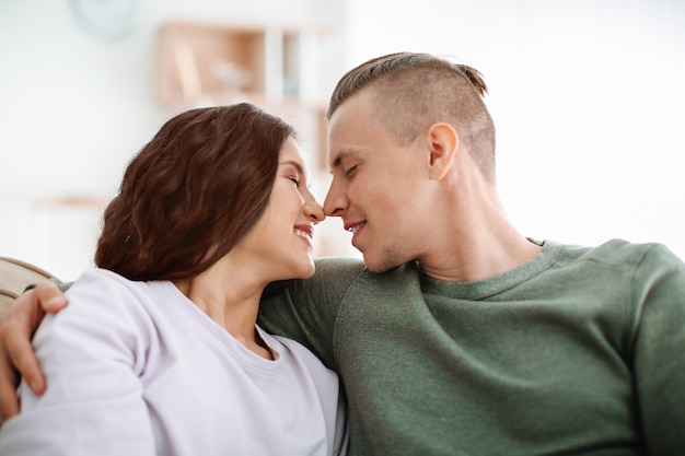 Aanbiddelijk liefdevol paar dat thuis rust