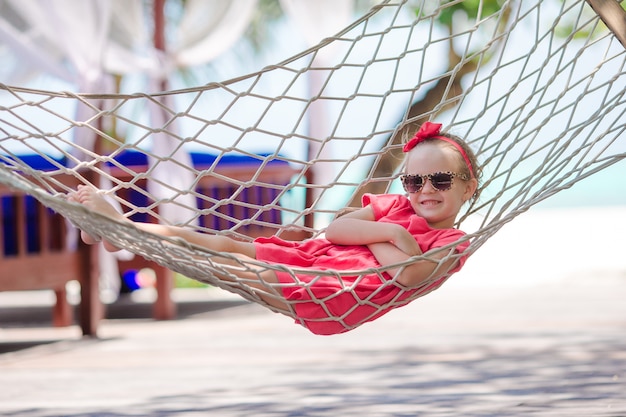 Aanbiddelijk meisje bij het tropische vakantie ontspannen in hangmat