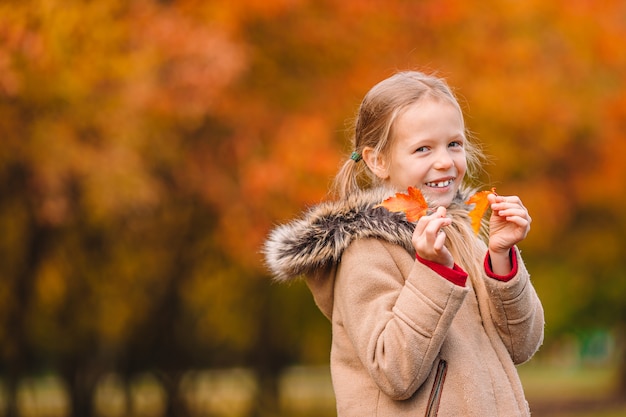 Foto aanbiddelijk meisje bij mooie de herfstdag in openlucht