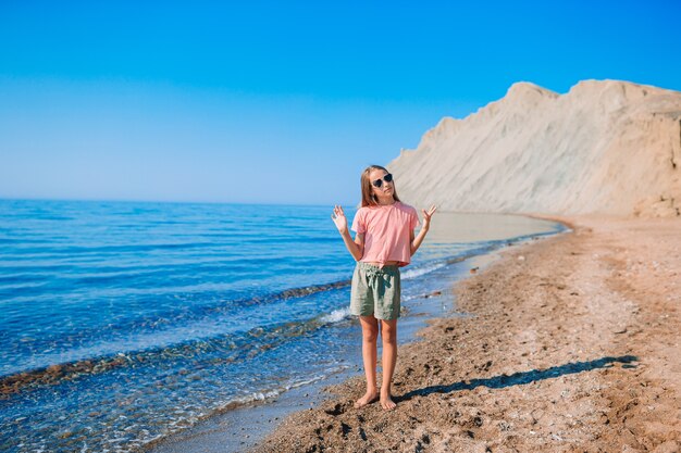 Aanbiddelijk meisje bij strand op haar zomervakantie