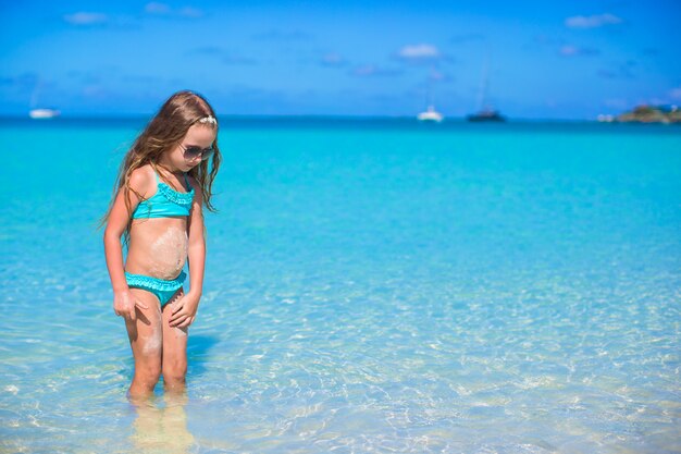 Aanbiddelijk meisje bij strand tijdens de zomervakantie