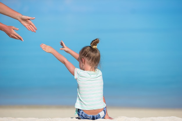 Aanbiddelijk meisje bij strand tijdens de zomervakantie