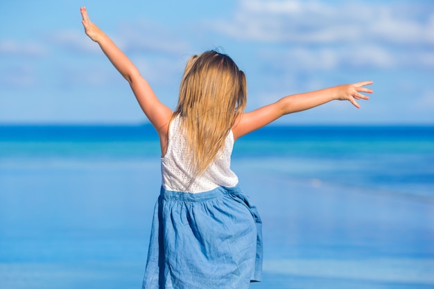 Aanbiddelijk meisje bij strand tijdens de zomervakantie