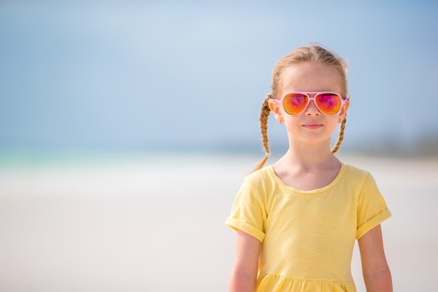 Aanbiddelijk meisje bij strand tijdens de zomervakantie