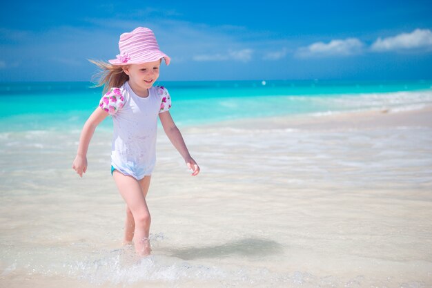 Aanbiddelijk meisje bij strand tijdens de zomervakantie.