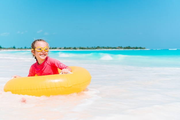 Aanbiddelijk meisje dat pret op het strand heeft