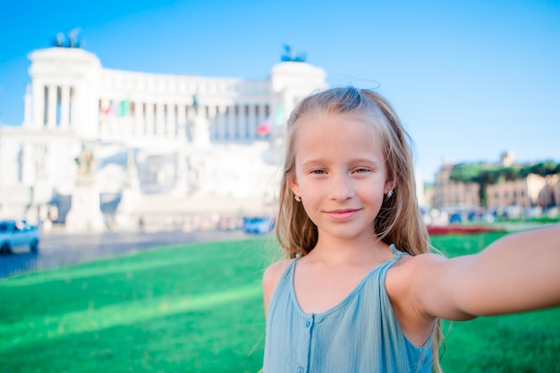 Aanbiddelijk meisje die selfie voor Altare della Patria, Monumento Nazionale een Vittorio Emanuele II nemen ook bekend als II Vittoriano, Rome, Italië.