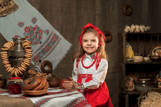 Aanbiddelijk meisje het drinken van thee van samovar