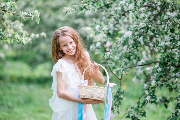 Aanbiddelijk meisje in bloeiende appeltuin op mooie de lentedag