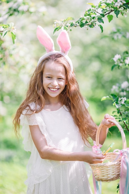 Aanbiddelijk meisje in bloeiende appeltuin op mooie de lentedag