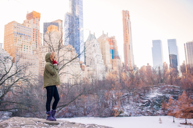 Aanbiddelijk meisje in Central Park bij de Stad van New York