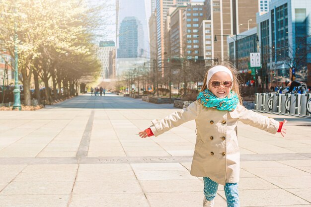 Aanbiddelijk meisje in de Stad van New York