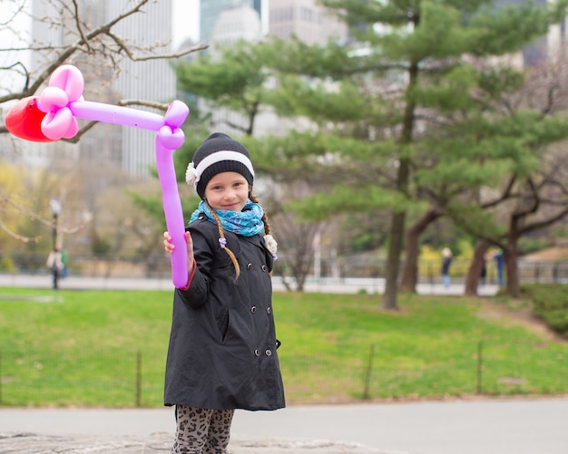 Aanbiddelijk meisje met ballon in central park bij de stad van new york