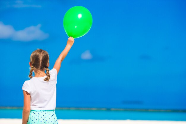 Aanbiddelijk meisje met ballon openlucht