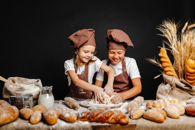 Aanbiddelijk meisje met broer het koken