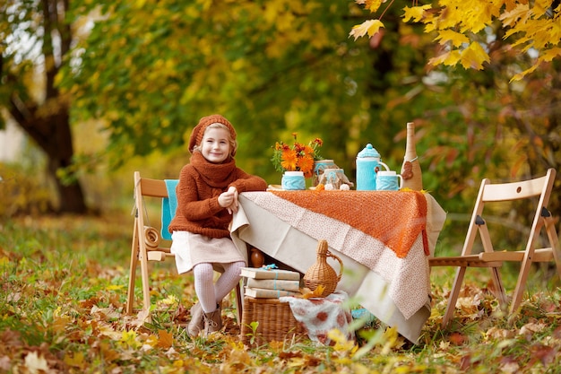 Aanbiddelijk meisje op picknick in de herfstpark.