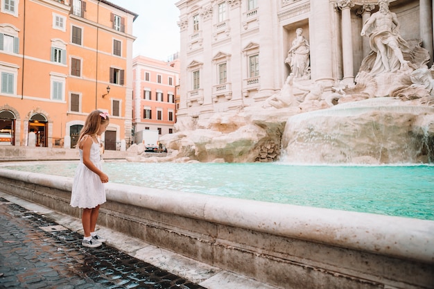 Aanbiddelijk meisje op Trevi-fontein, Rome, Italië.