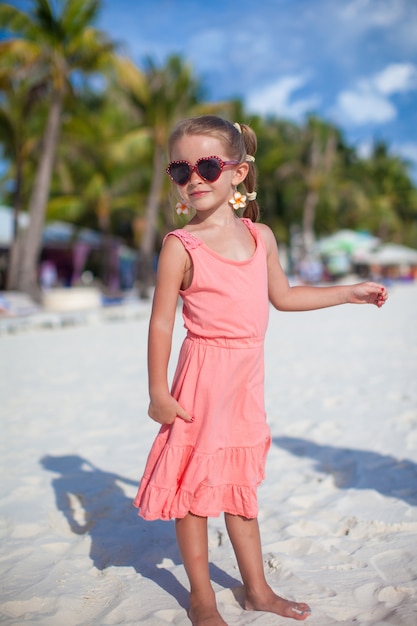 Aanbiddelijk meisje op tropische strandvakantie