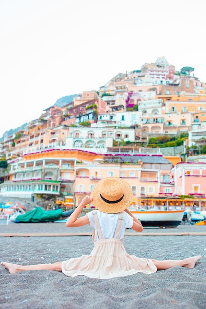 Aanbiddelijk meisje op warme en zonnige de zomerdag in stad Positano in Italië