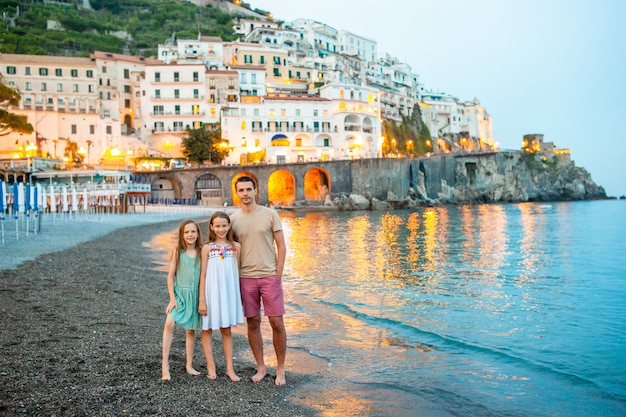 Aanbiddelijk meisje op zonsondergang in Amalfi stad in Italië