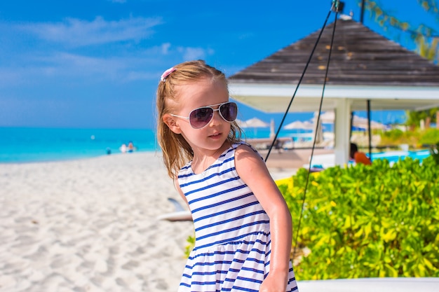 Aanbiddelijk meisje tijdens de zomervakantie