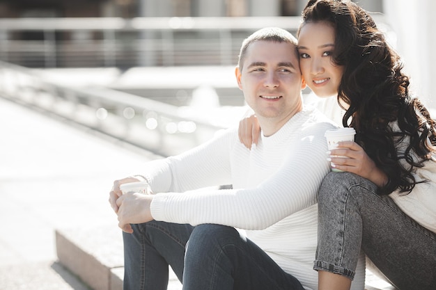 Aanbiddelijk multiraciaal koppel buitenshuis Jongeren hebben een date Vrouw en man gelukkig samen