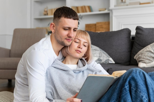 Foto aanbiddelijk paar dat thuis quality time samen doorbrengt