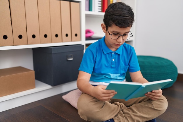 Aanbiddelijk Spaans de lezingsboek van de jongensstudent bij bibliotheekschool